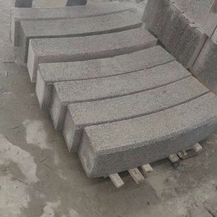 新乡芝麻白弧形路牙石
