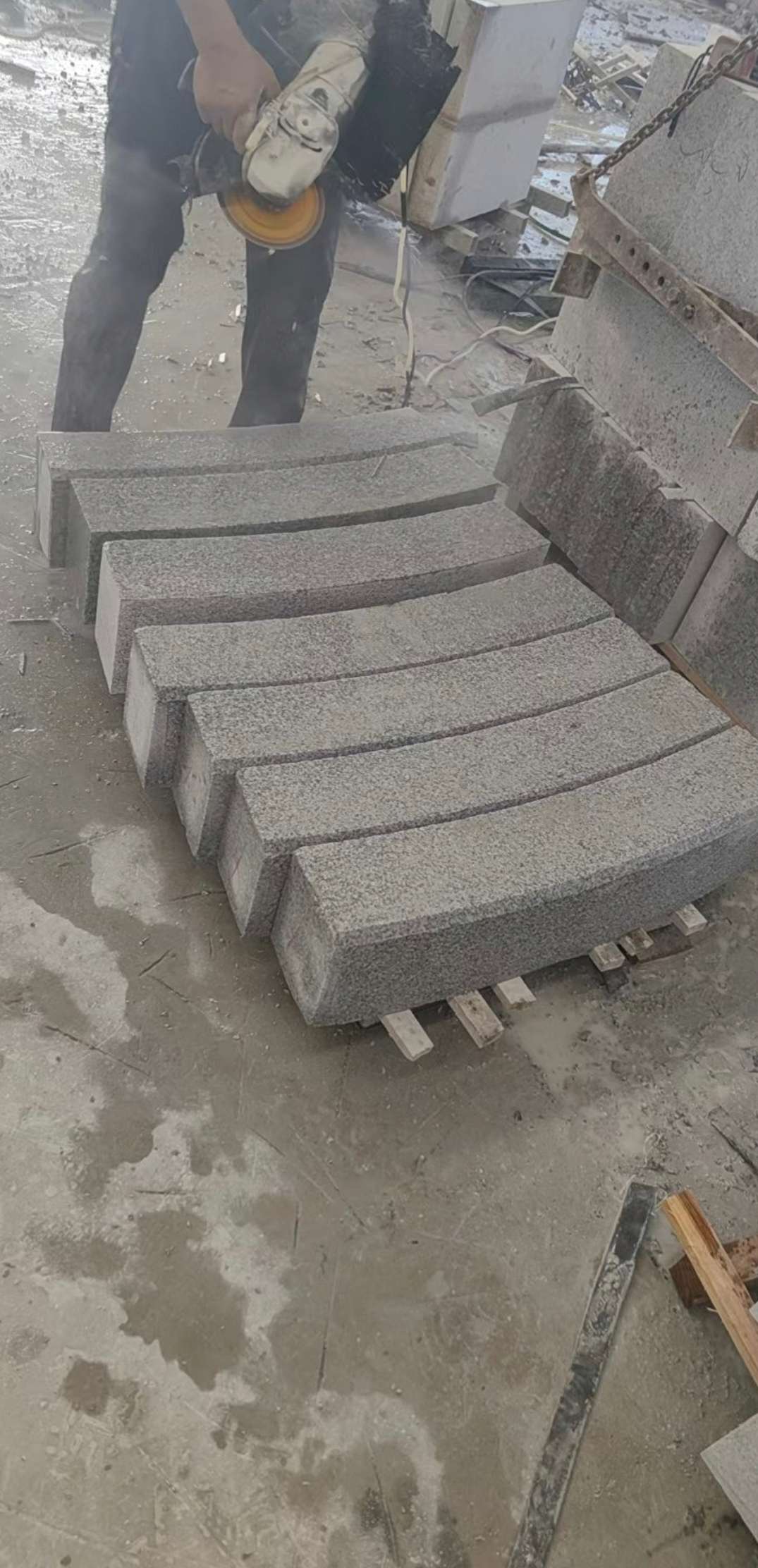 新乡芝麻白弧形路牙石